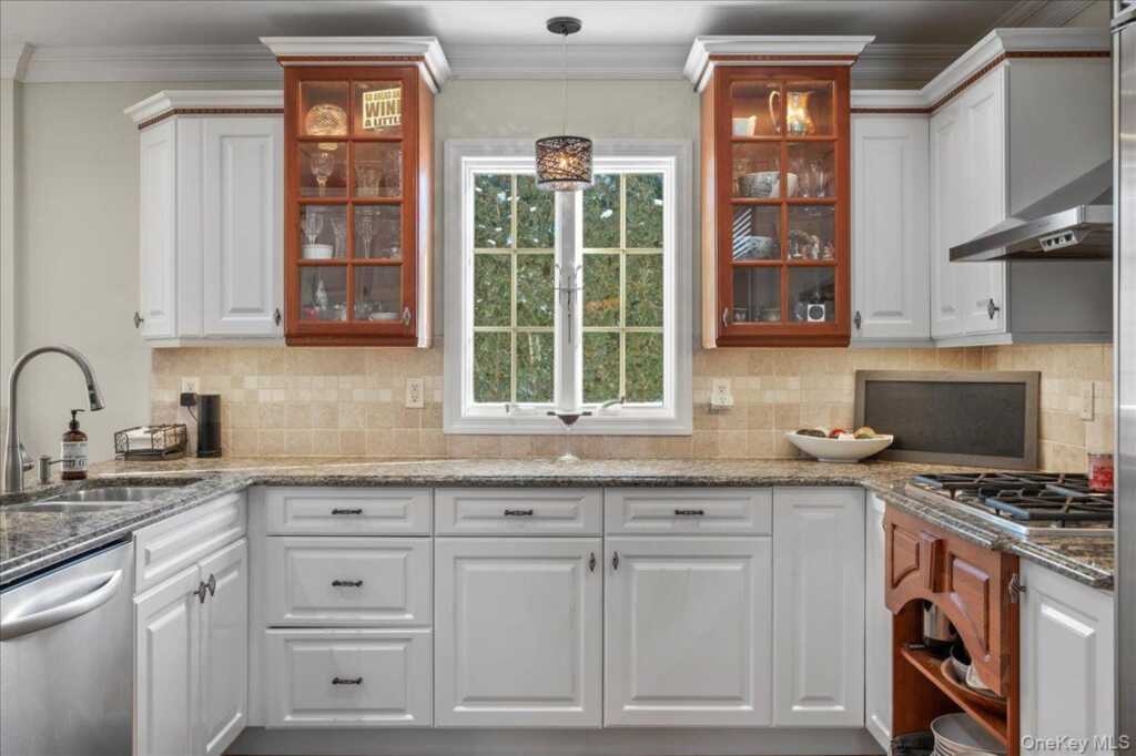 299 Stratton Road, New Rochelle, NY 10804 - Photo 16 of 50