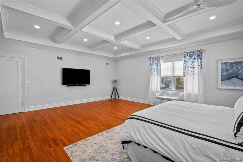 299 Stratton Road, New Rochelle, NY 10804 - Photo 22 of 50