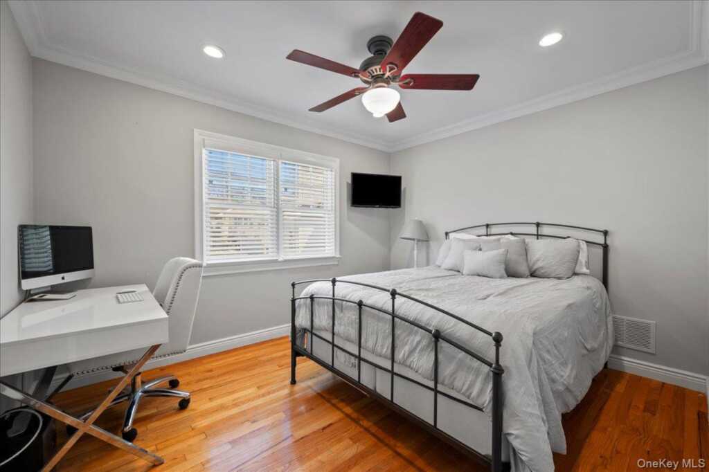 299 Stratton Road, New Rochelle, NY 10804 - Photo 38 of 50