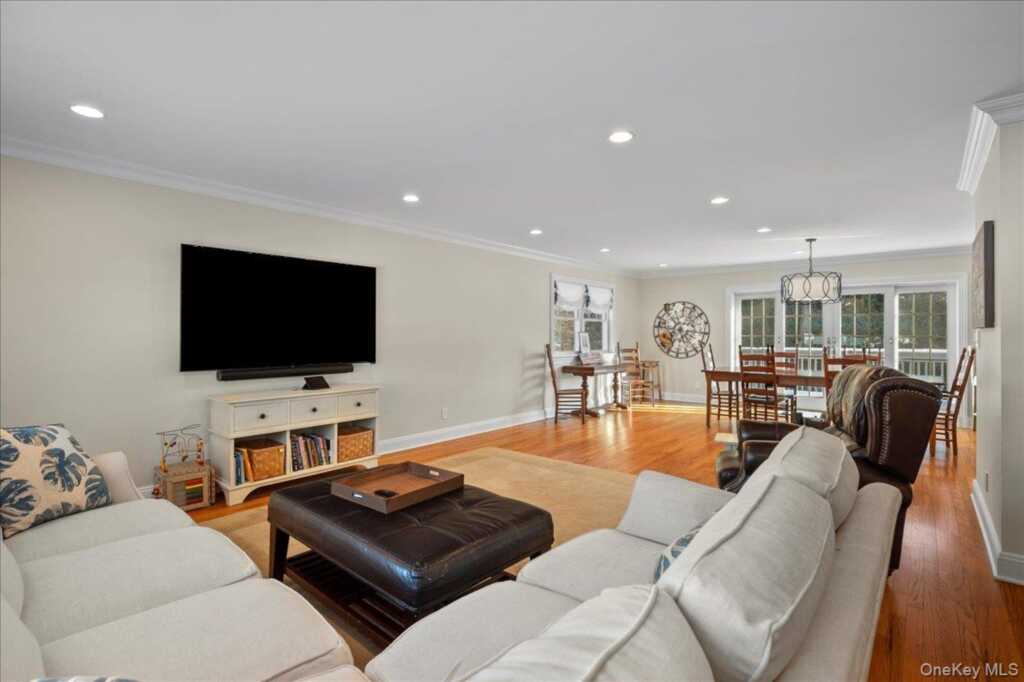 299 Stratton Road, New Rochelle, NY 10804 - Photo 4 of 50