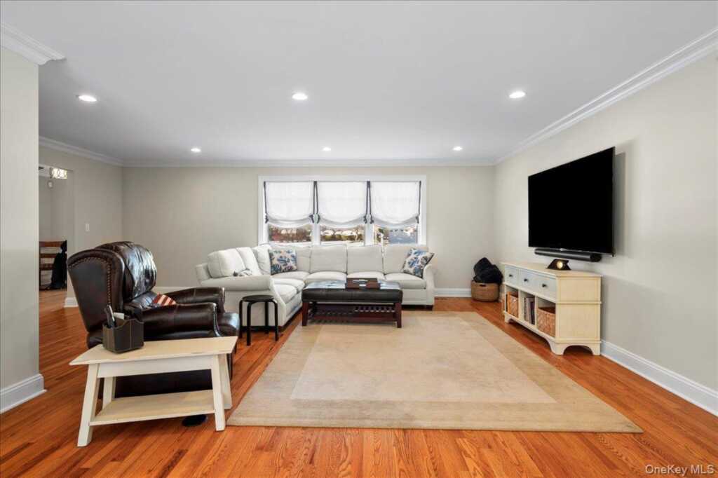 299 Stratton Road, New Rochelle, NY 10804 - Photo 6 of 50