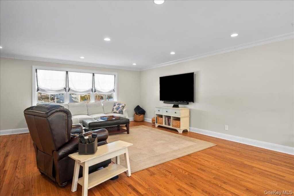 299 Stratton Road, New Rochelle, NY 10804 - Photo 7 of 50