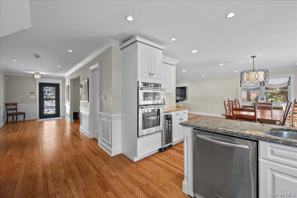 299 Stratton Road, New Rochelle, NY 10804 - Photo 8 of 50