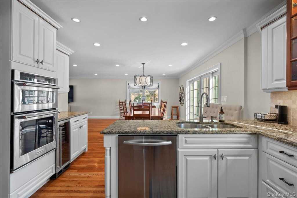 299 Stratton Road, New Rochelle, NY 10804 - Photo 9 of 50