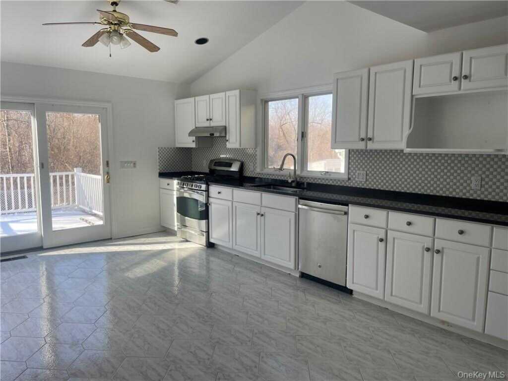 40 Roanoke Avenue, Rye, NY 10573 - Photo 13 of 29