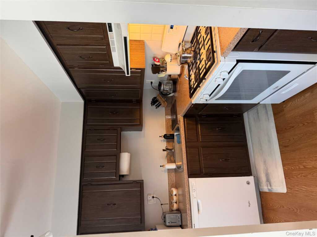 68 Bon Aire Circle, Unit #P 10, Suffern, NY 10901 - Photo 3 of 10