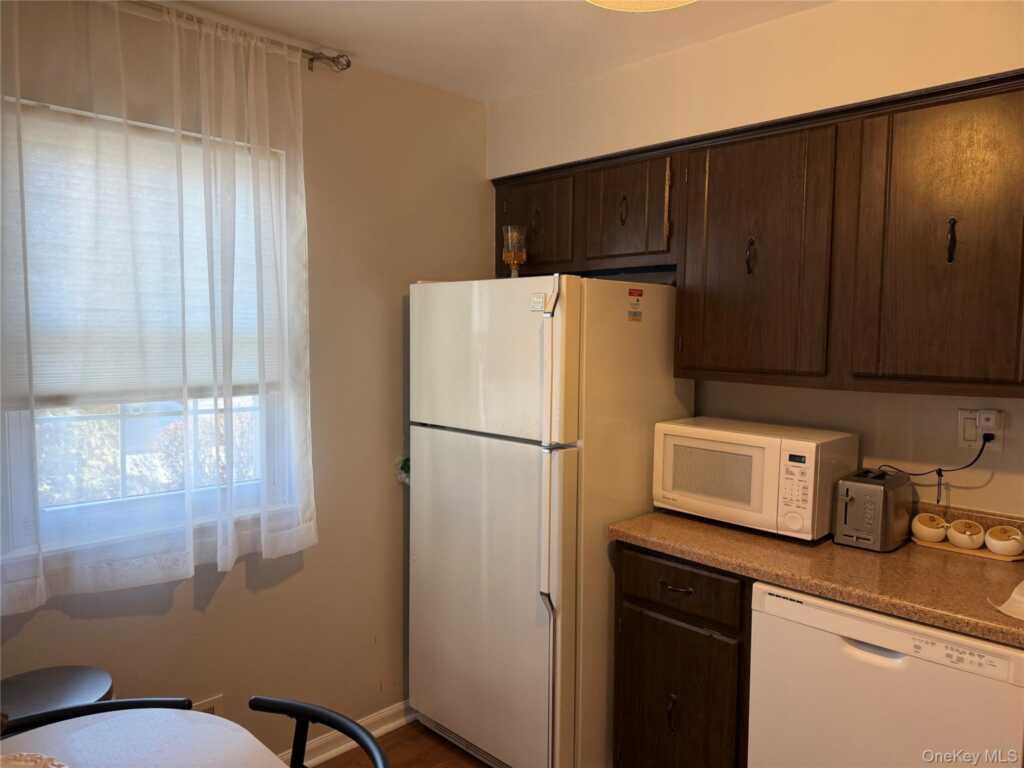 68 Bon Aire Circle, Unit #P 10, Suffern, NY 10901 - Photo 4 of 10