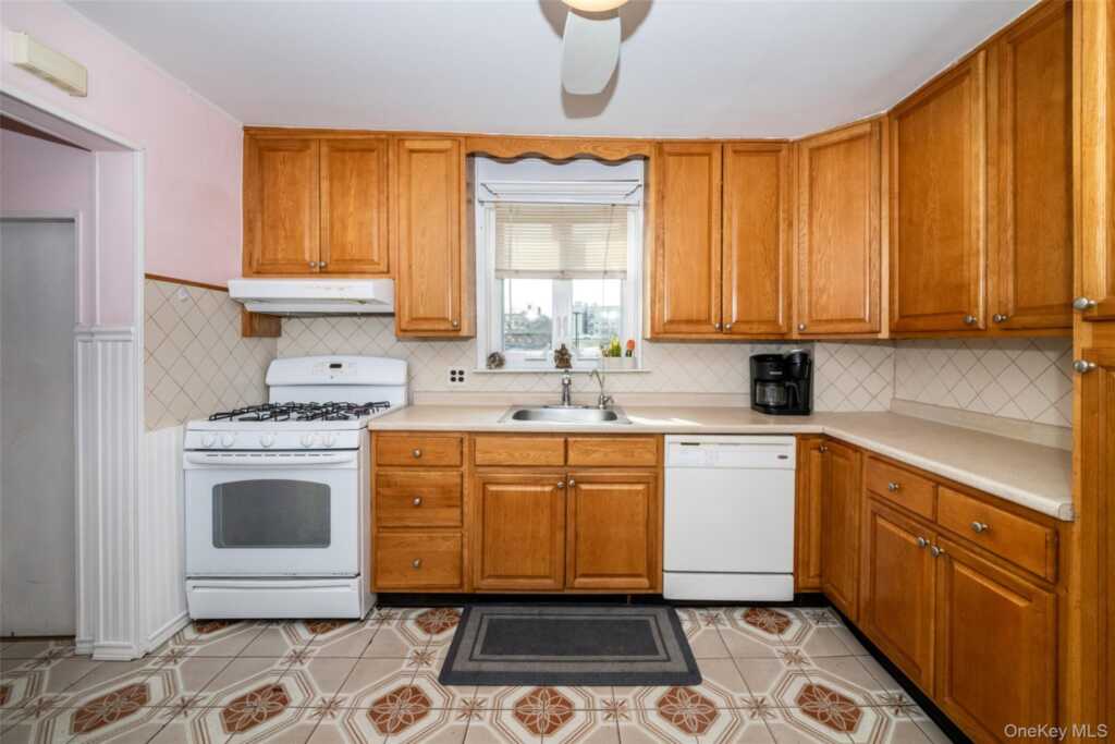 24 5th Avenue, New Rochelle, NY 10801 - Photo 2 of 29