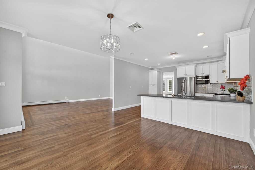 548 Mountainview Avenue, Valley Cottage, NY 10989 - Photo 11 of 44