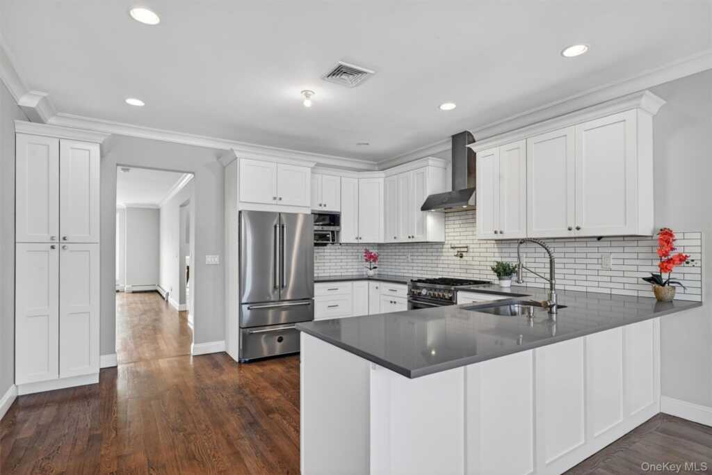 548 Mountainview Avenue, Valley Cottage, NY 10989 - Photo 13 of 44