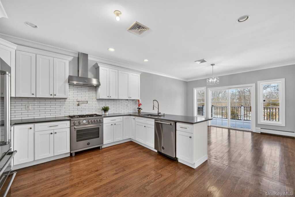 548 Mountainview Avenue, Valley Cottage, NY 10989 - Photo 16 of 44