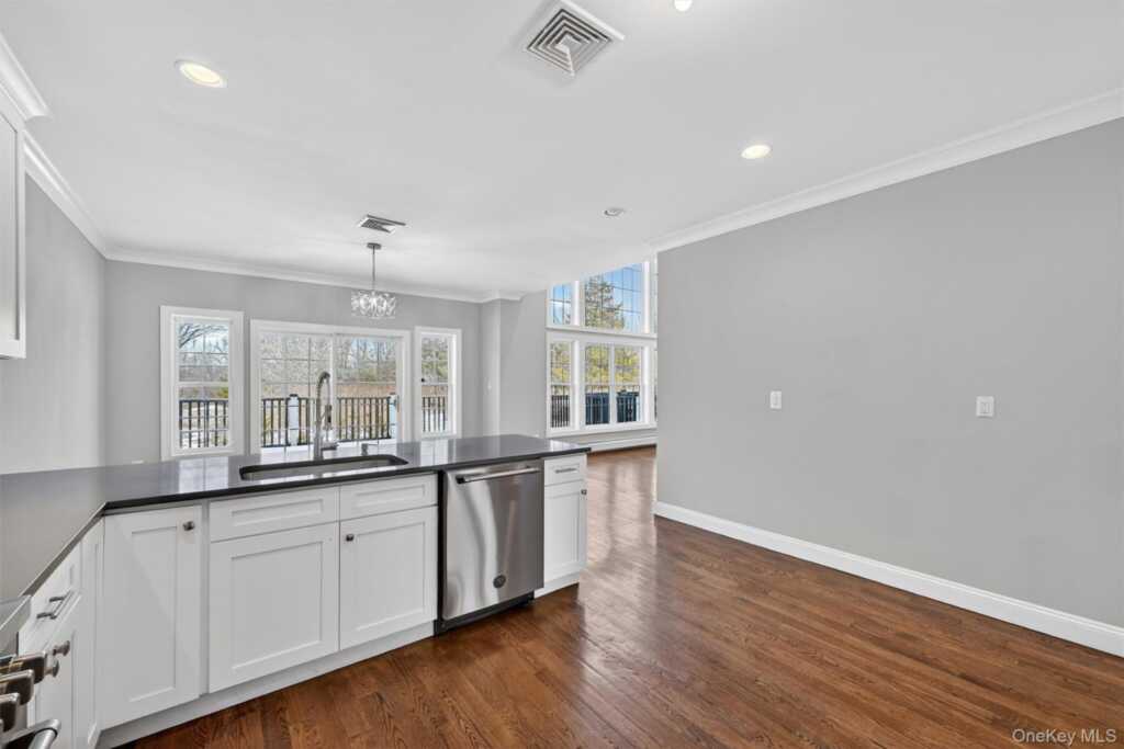 548 Mountainview Avenue, Valley Cottage, NY 10989 - Photo 17 of 44