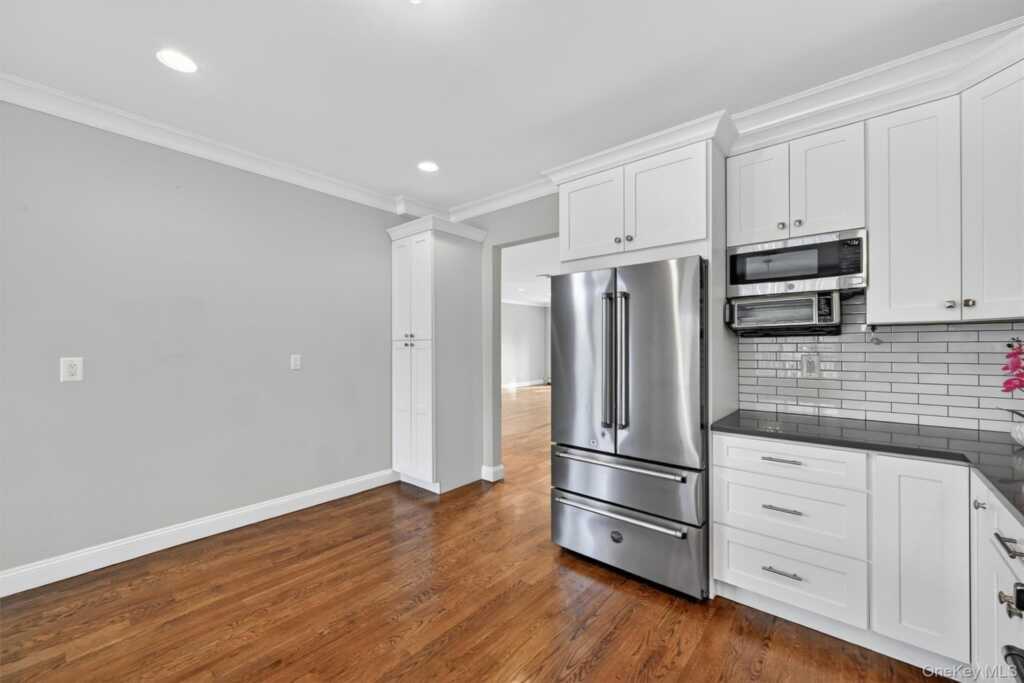 548 Mountainview Avenue, Valley Cottage, NY 10989 - Photo 19 of 44