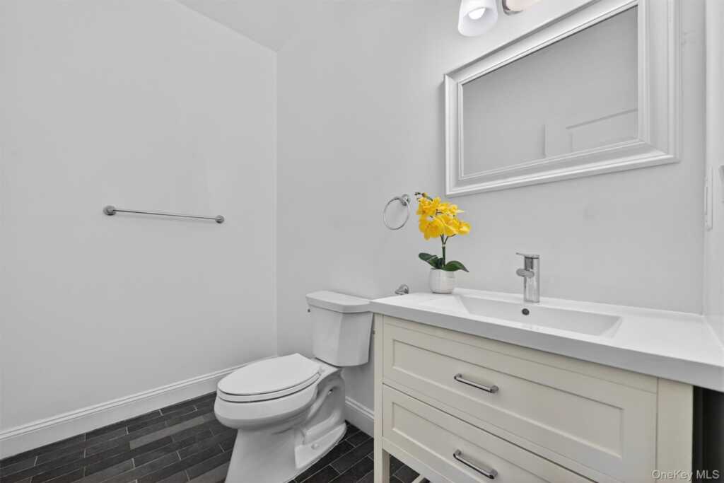 548 Mountainview Avenue, Valley Cottage, NY 10989 - Photo 20 of 44