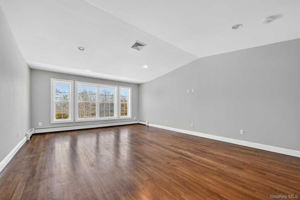 548 Mountainview Avenue, Valley Cottage, NY 10989 - Photo 23 of 44