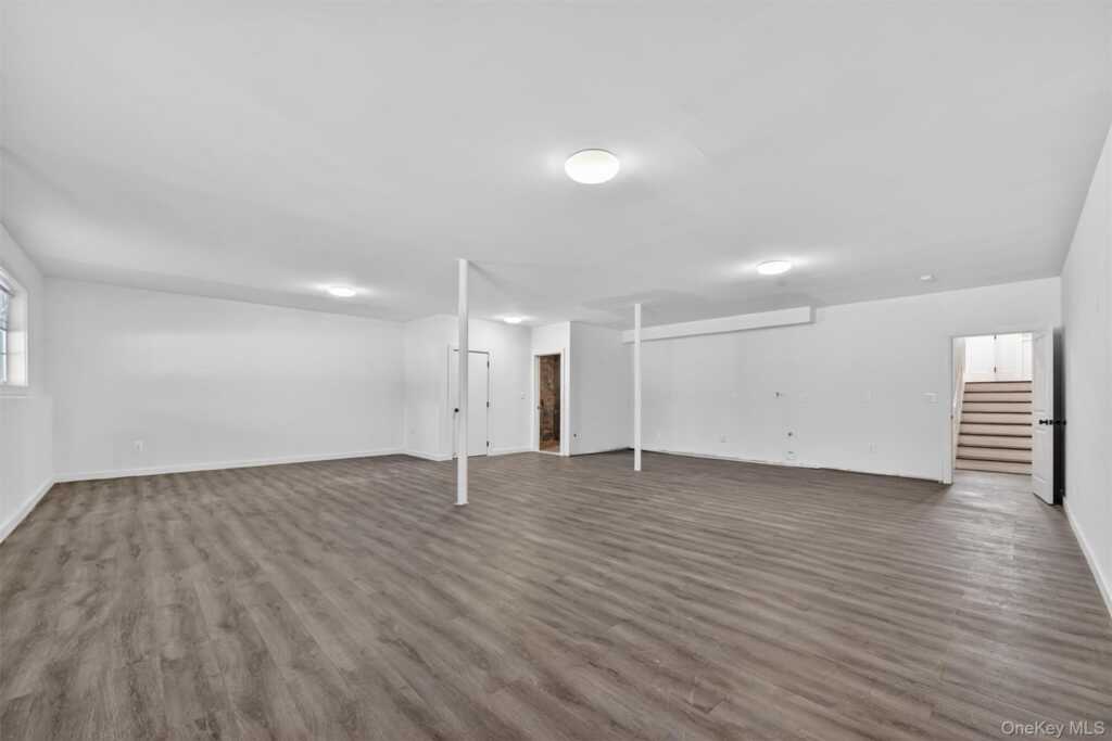 548 Mountainview Avenue, Valley Cottage, NY 10989 - Photo 38 of 44