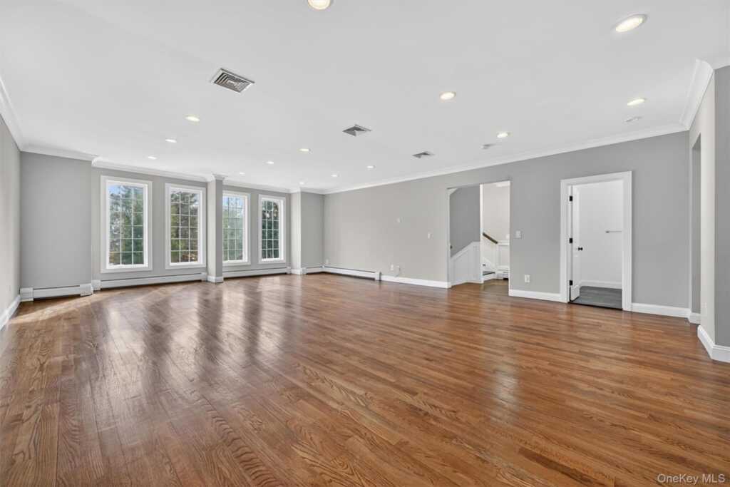 548 Mountainview Avenue, Valley Cottage, NY 10989 - Photo 4 of 44