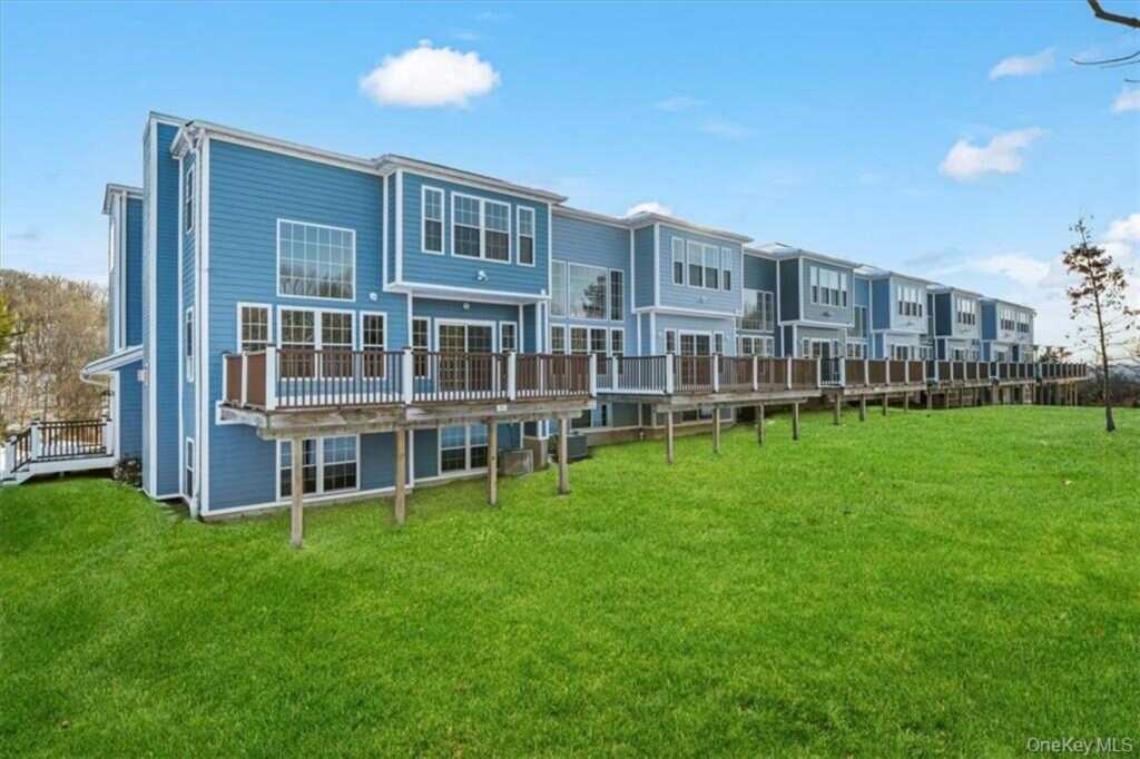 548 Mountainview Avenue, Valley Cottage, NY 10989 - Photo 41 of 44