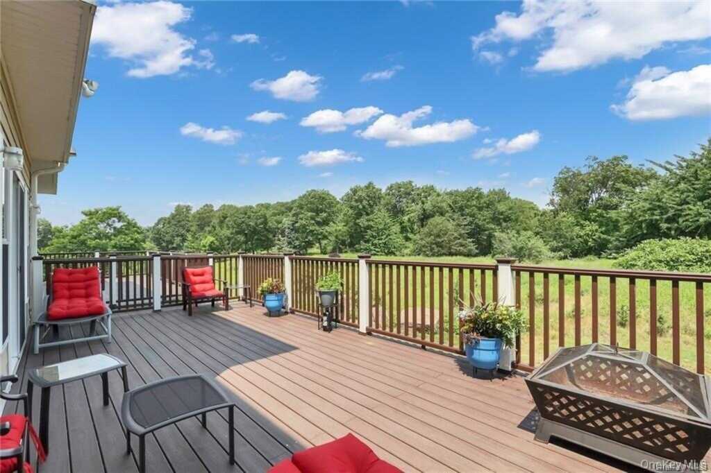 548 Mountainview Avenue, Valley Cottage, NY 10989 - Photo 42 of 44