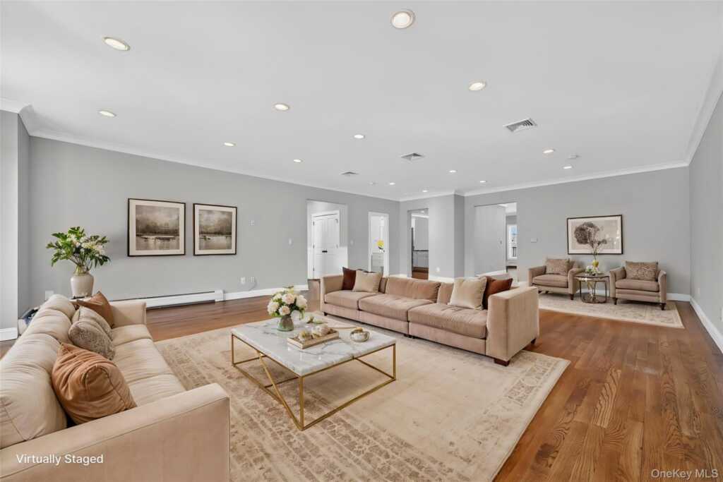 548 Mountainview Avenue, Valley Cottage, NY 10989 - Photo 6 of 44