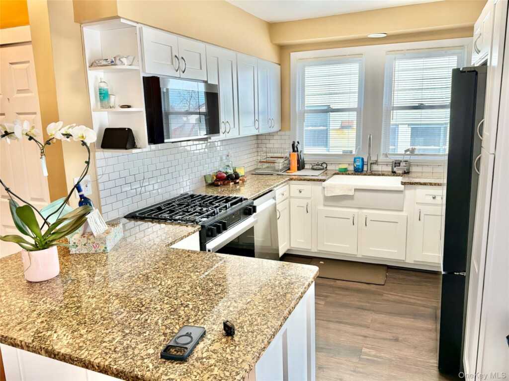 12 Irenhyl Avenue, Rye, NY 10573 - Photo 4 of 26