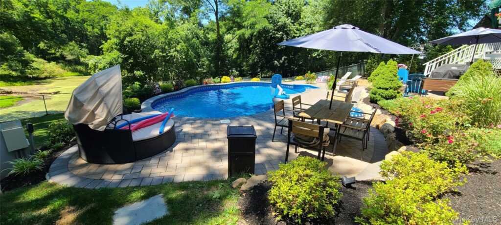 270 Cottage Road, Valley Cottage, NY 10989 - Photo 2 of 20