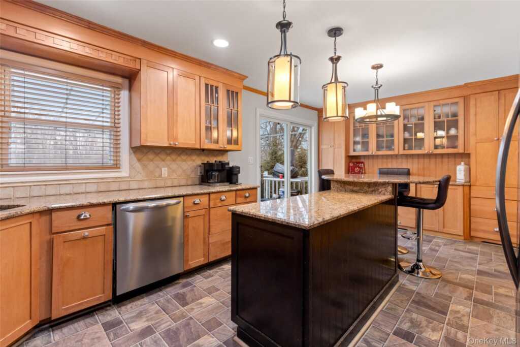 270 Cottage Road, Valley Cottage, NY 10989 - Photo 4 of 20