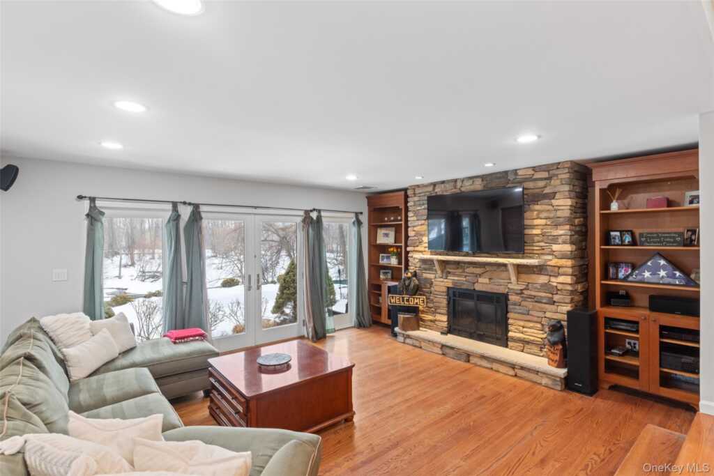 270 Cottage Road, Valley Cottage, NY 10989 - Photo 8 of 20