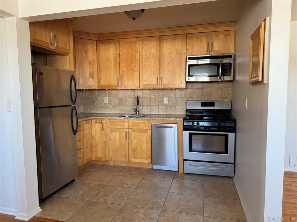 229 N Middletown Road, Unit #G, Pearl River, NY 10965 - Photo 5 of 9