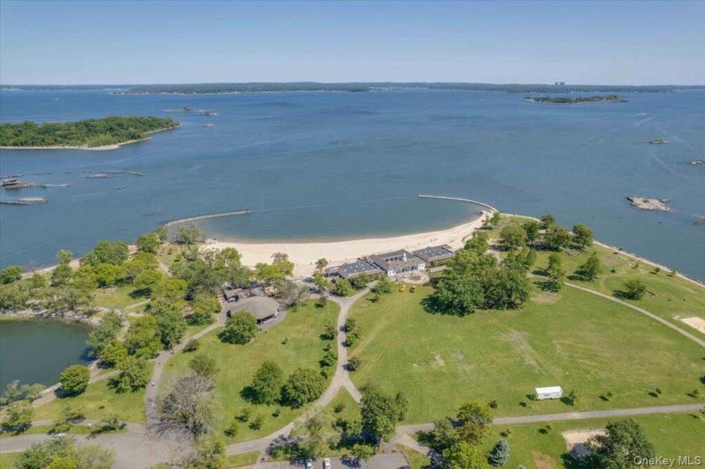 11 Woodland Avenue, New Rochelle, NY 10805 - Photo 14 of 19