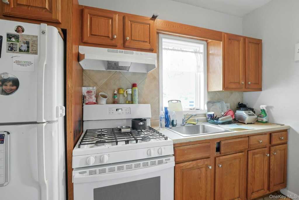 11 Woodland Avenue, New Rochelle, NY 10805 - Photo 4 of 19