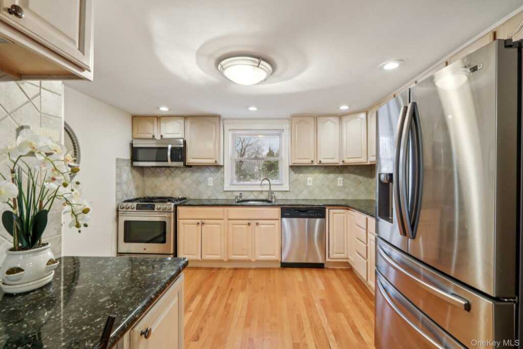 149 Ridge Road, Valley Cottage, NY 10989 - Photo 5 of 39