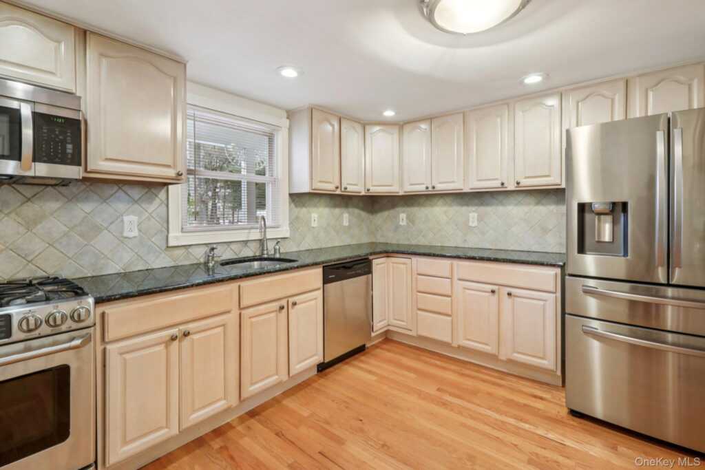 149 Ridge Road, Valley Cottage, NY 10989 - Photo 6 of 39