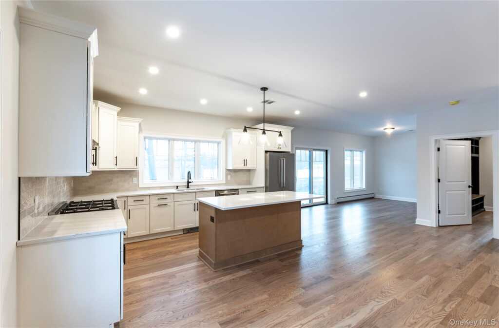 352 Holt Drive, Pearl River, NY 10965 - Photo 10 of 33