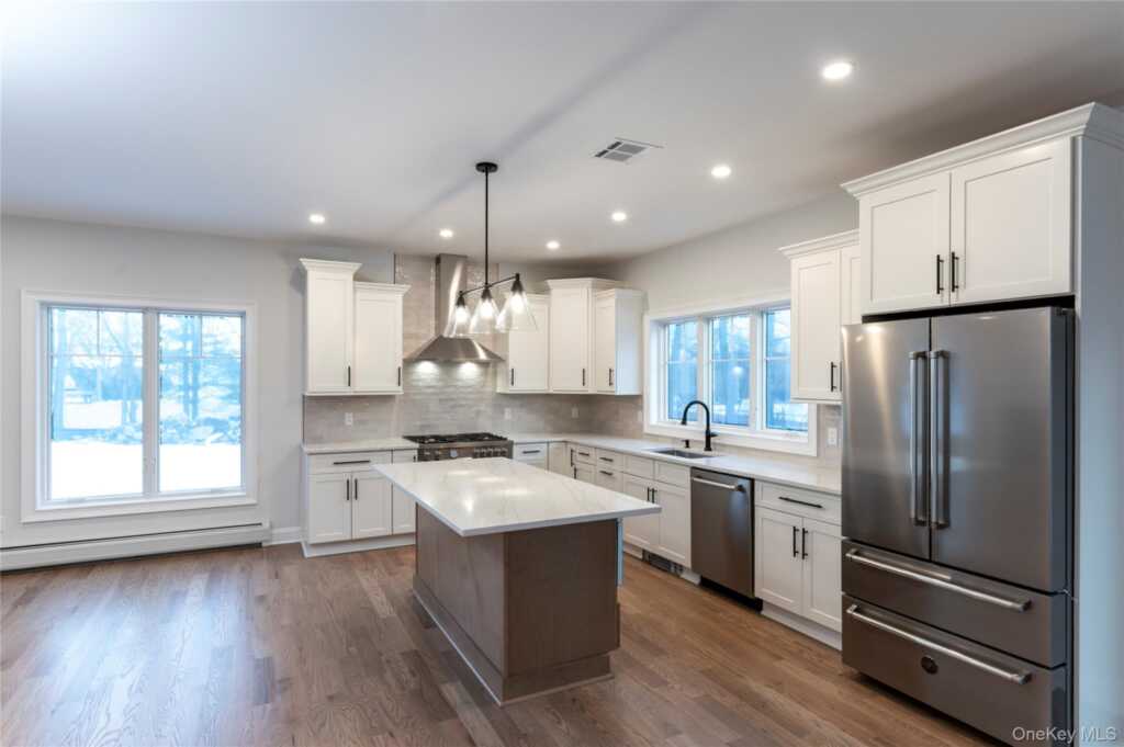 352 Holt Drive, Pearl River, NY 10965 - Photo 11 of 33