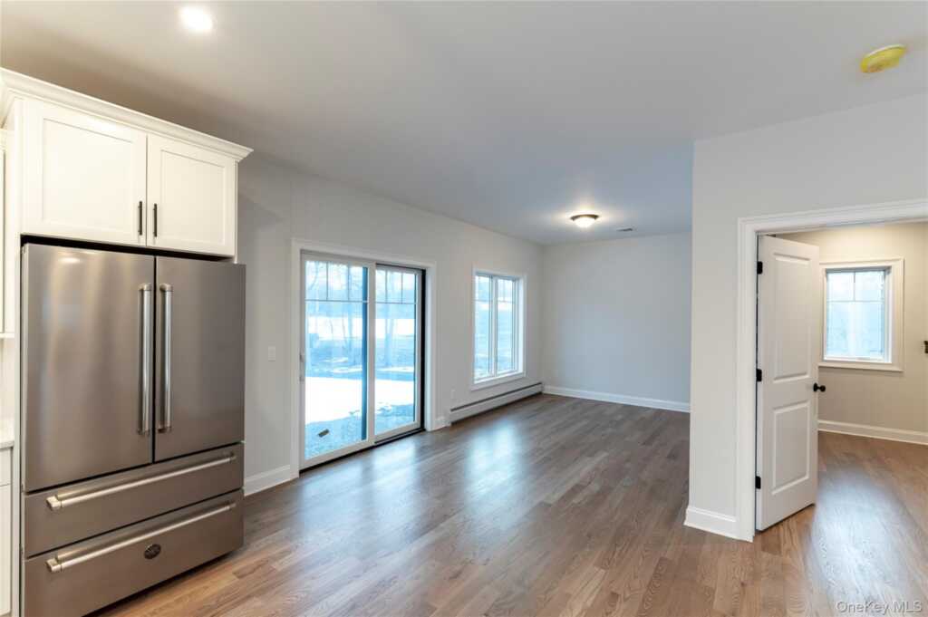 352 Holt Drive, Pearl River, NY 10965 - Photo 13 of 33