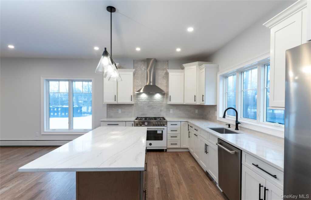 352 Holt Drive, Pearl River, NY 10965 - Photo 14 of 33