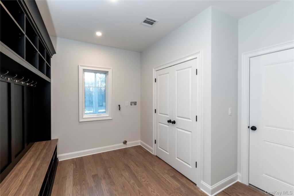 352 Holt Drive, Pearl River, NY 10965 - Photo 15 of 33