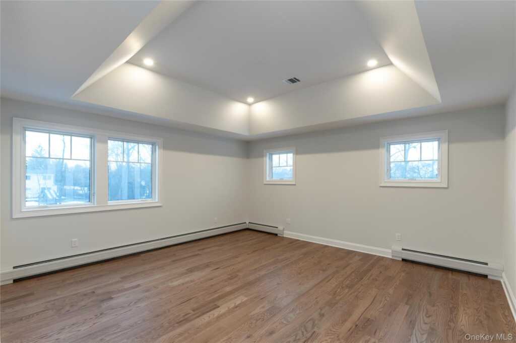 352 Holt Drive, Pearl River, NY 10965 - Photo 18 of 33