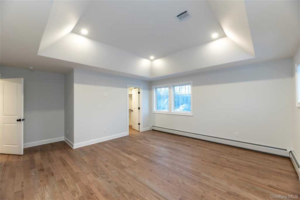 352 Holt Drive, Pearl River, NY 10965 - Photo 19 of 33