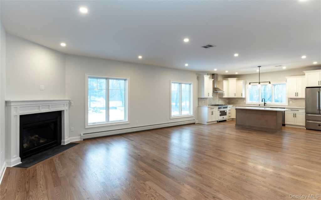 352 Holt Drive, Pearl River, NY 10965 - Photo 8 of 33