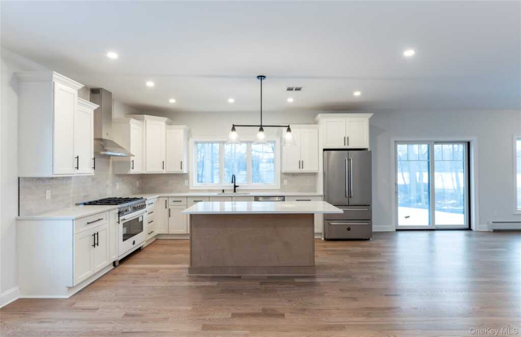 352 Holt Drive, Pearl River, NY 10965 - Photo 9 of 33