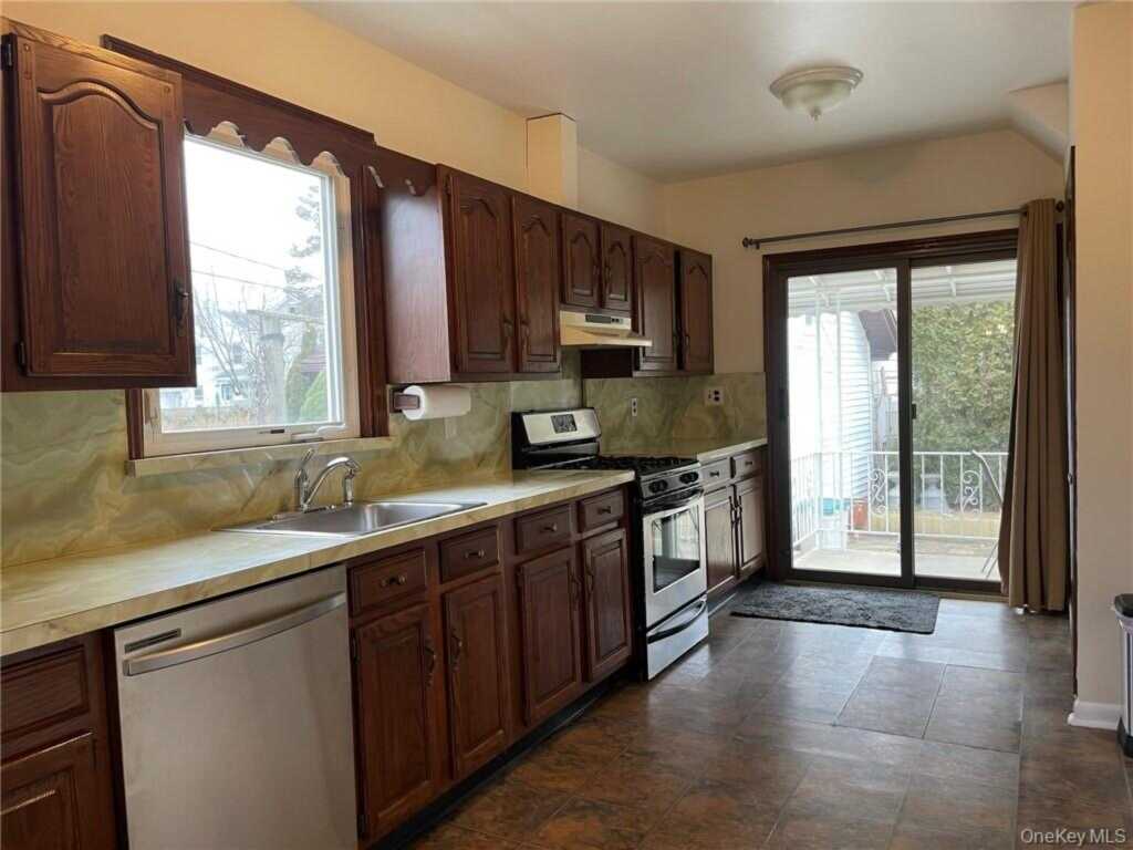 56 Stephenson Boulevard, New Rochelle, NY 10801 - Photo 27 of 44