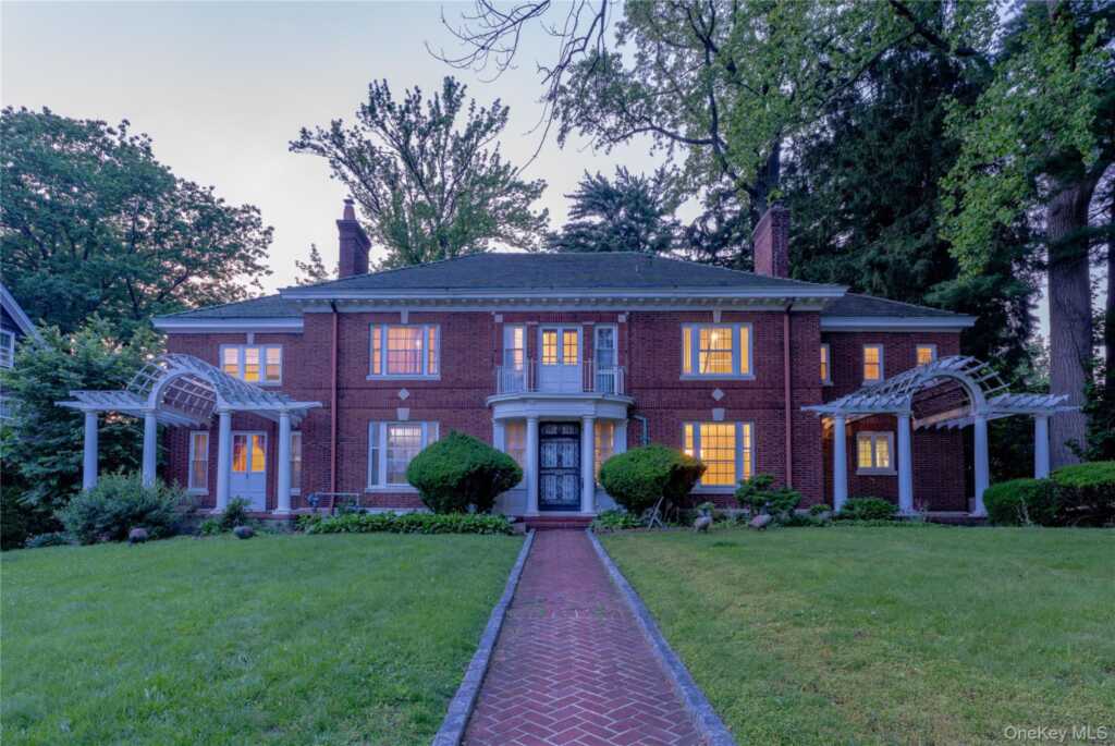 26 Overlook Circle, New Rochelle, NY 10804 - Photo 2 of 15