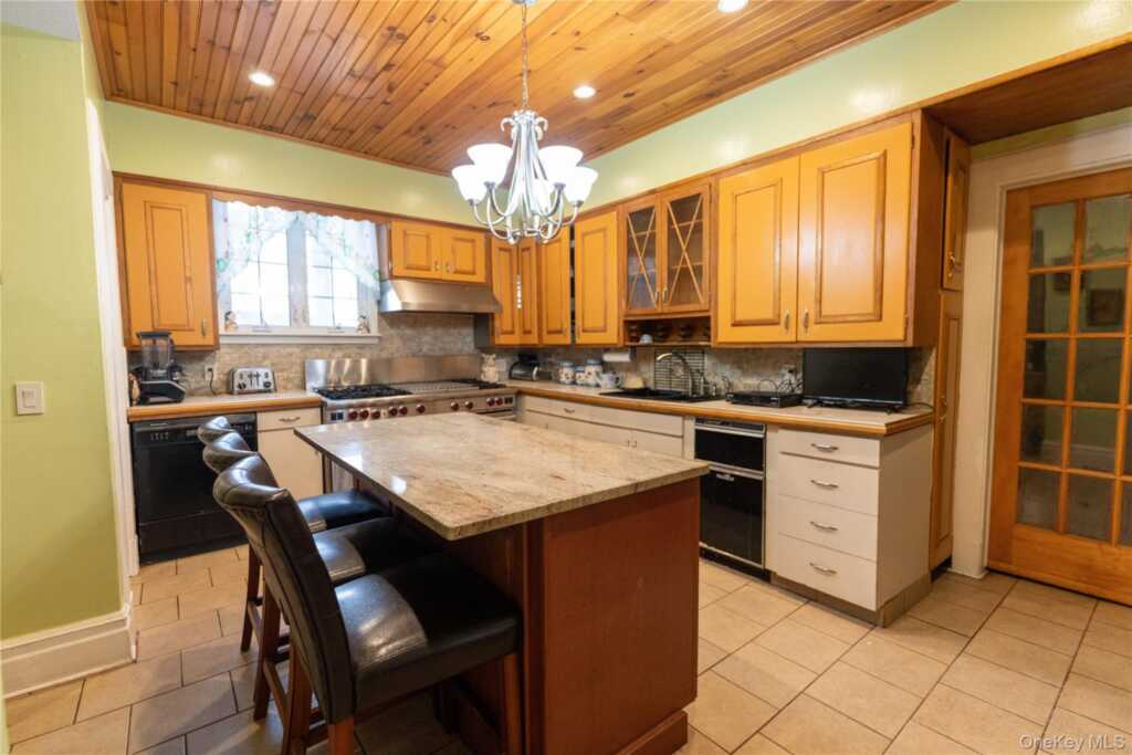 26 Overlook Circle, New Rochelle, NY 10804 - Photo 5 of 15