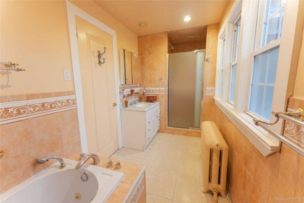 26 Overlook Circle, New Rochelle, NY 10804 - Photo 7 of 15