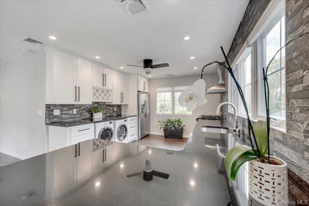 10 Sandhage Drive, Pearl River, NY 10965 - Photo 12 of 31