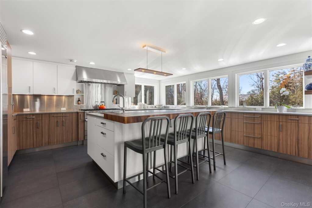 4 Trails End, Rye, NY 10580 - Photo 8 of 43