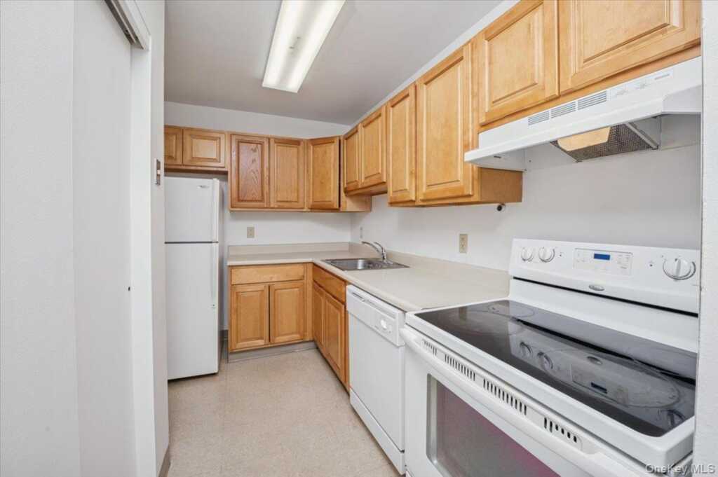 501 Maplewood Gardens, Nanuet, NY 10954 - Photo 6 of 19