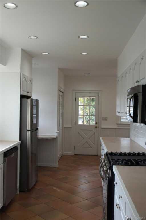 16 Bon Air Avenue, New Rochelle, NY 10804 - Photo 15 of 42